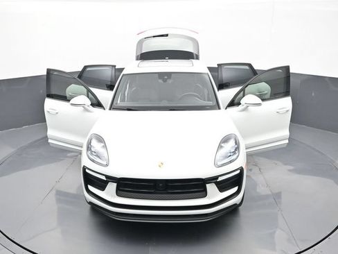 Certified 2024 Porsche Macan AWD/4WD image 30