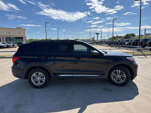 Used 2022 Ford Explorer XLT image 17