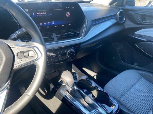 Used 2025 Chevrolet Trax LT w/ LT Convenience Package FWD image 23