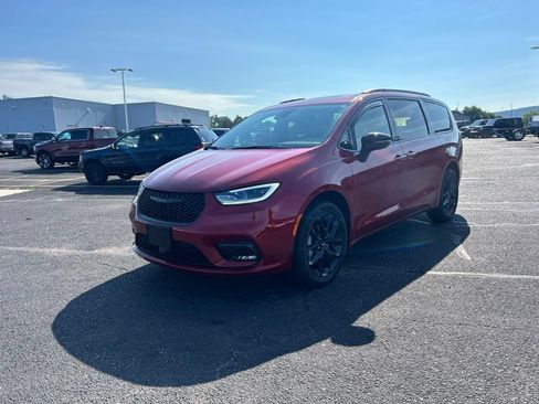 Used 2025 Chrysler Pacifica Limited w/ Uconnect Theater Family Group AWD/4WD image 4