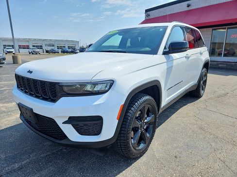 Used 2023 Jeep Grand Cherokee Altitude AWD/4WD image 8