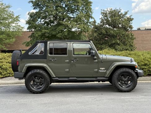 Used 2015 Jeep Wrangler Unlimited Sahara w/ Dual Top Group AWD/4WD image 7