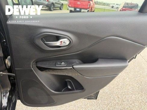 Used 2021 Jeep Cherokee Latitude Plus AWD/4WD image 30