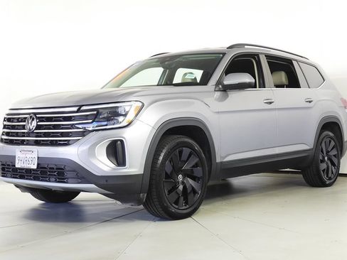 Used 2024 Volkswagen Atlas SE w/ Black Wheel Package AWD/4WD image 2