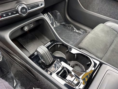 Used 2022 Volvo XC40 T5 R-Design image 28