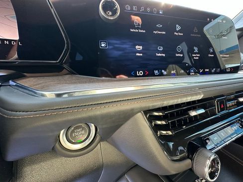 Used 2025 Chevrolet Suburban High Country image 33