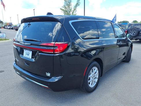 Used 2023 Chrysler Pacifica Touring-L FWD image 3
