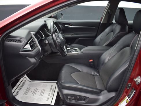 Used 2021 Toyota Camry XLE w/ Cold Weather Package image 13