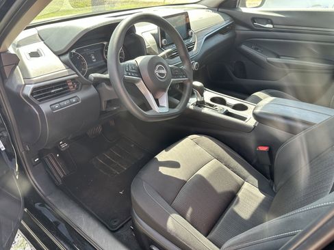 Used 2025 Nissan Altima 2.5 SV image 10