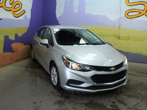 Used 2017 Chevrolet Cruze LT w/ Convenience Package image 2