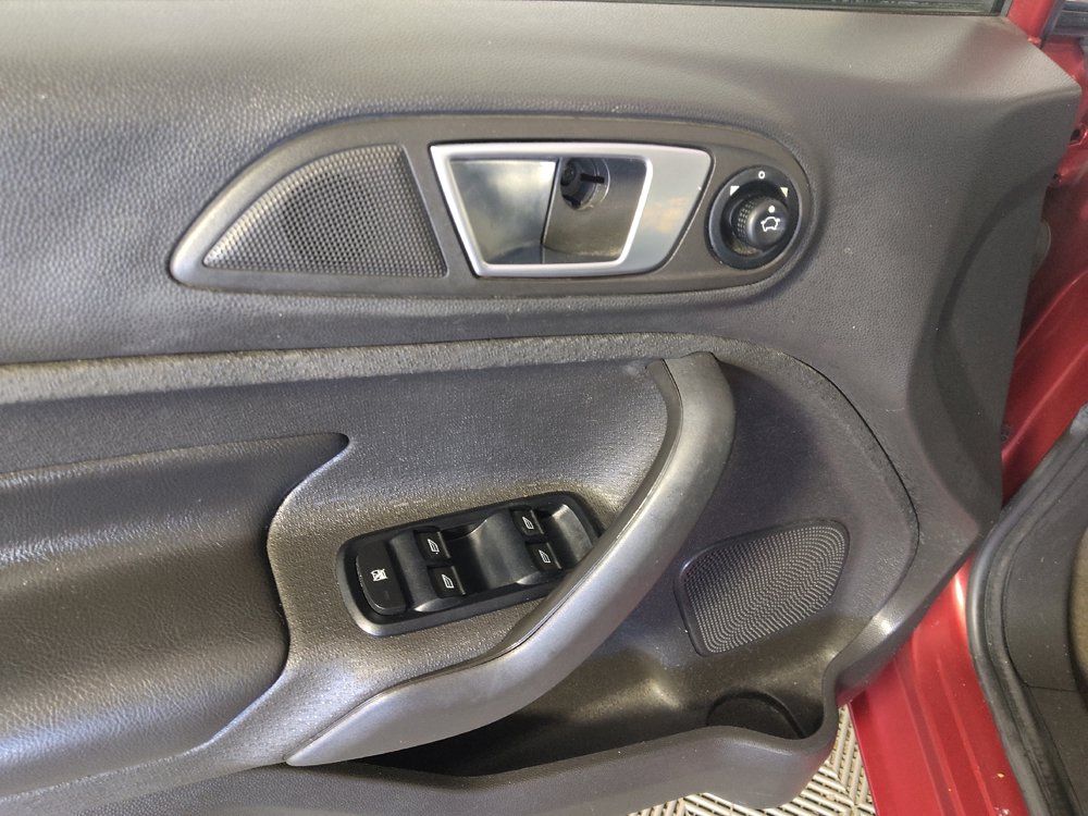 Used 2014 Ford Fiesta Titanium FWD image 27