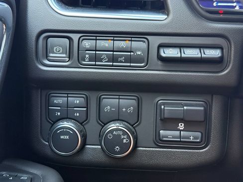 Used 2023 Chevrolet Tahoe Premier w/ Advanced Technology Package AWD/4WD image 10
