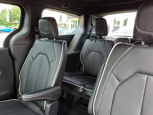 New 2027 Chrysler Pacifica Limited FWD image 16