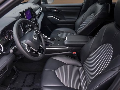 Used 2023 Toyota Highlander XSE image 9