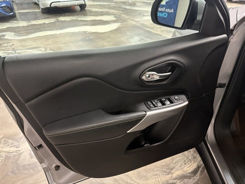 Used 2018 Jeep Cherokee Latitude Plus w/ Comfort/Convenience Group FWD image 20
