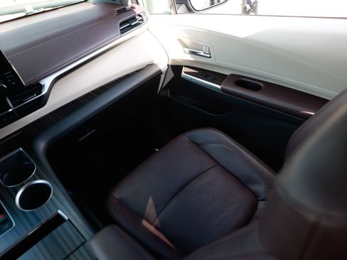 Used 2021 Toyota Sienna Platinum image 27