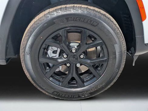 New 2025 Jeep Grand Cherokee L Laredo image 9