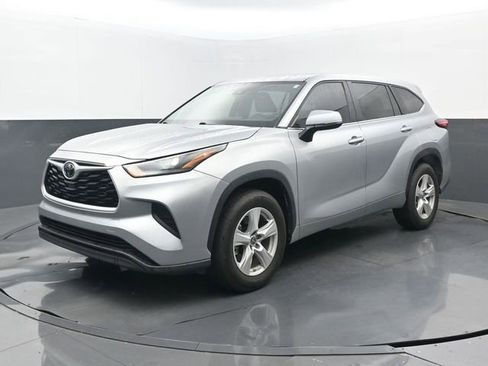 Used 2023 Toyota Highlander L FWD image 8
