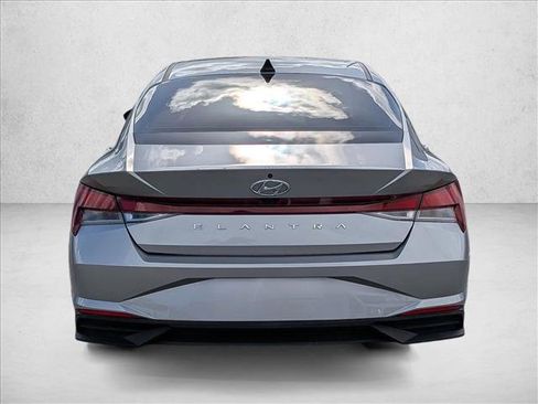 Used 2022 Hyundai Elantra SEL w/ Convenience Package FWD image 6