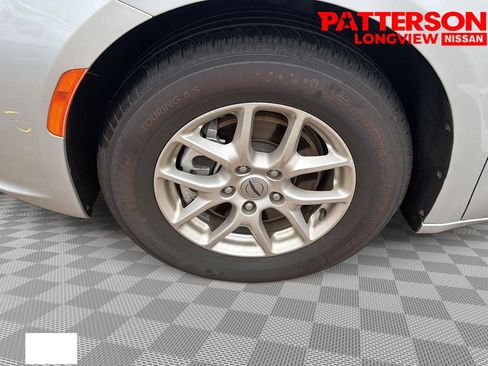 Used 2024 Chrysler Pacifica Touring-L FWD image 22