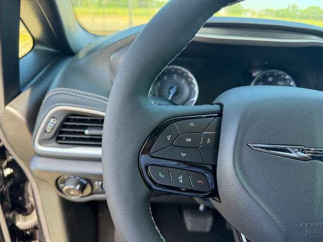 New 2026 Chrysler Pacifica Select AWD/4WD image 17