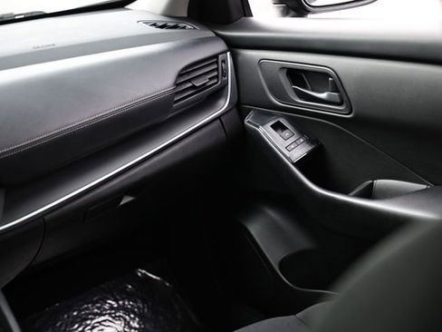 Used 2024 Nissan Rogue S FWD image 28