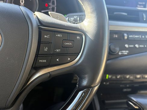 Used 2019 Lexus ES 300h w/ Luxury Package image 21