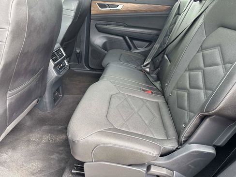Used 2025 Volkswagen Atlas SE FWD image 16
