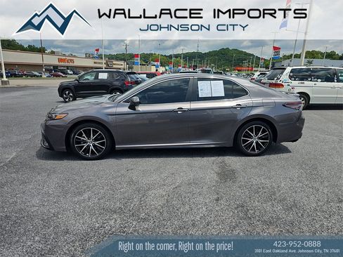 Used 2024 Toyota Camry SE image 3