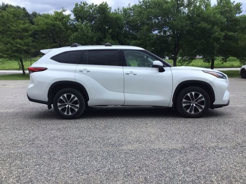 Used 2022 Toyota Highlander XLE AWD/4WD image 8