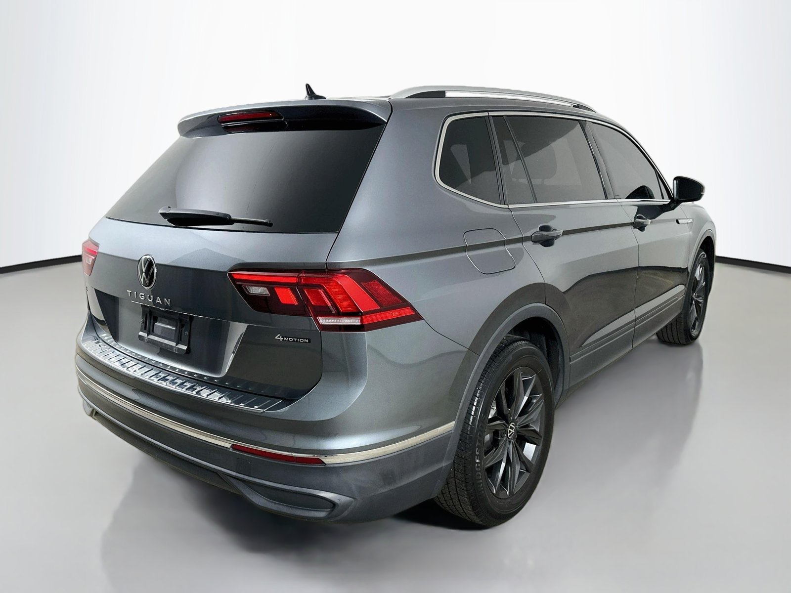 Used 2023 Volkswagen Tiguan SE w/ Panoramic Sunroof Package AWD/4WD image 5
