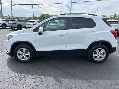 Used 2022 Chevrolet Trax LT w/ LT Convenience Package image 9