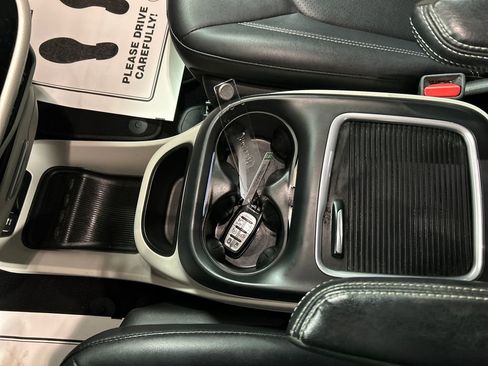 Used 2024 Chrysler Pacifica Touring-L image 21