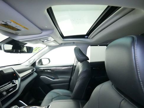 Used 2021 Toyota Highlander Limited image 17