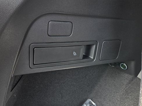 Used 2023 Volkswagen Tiguan SE R-Line image 57