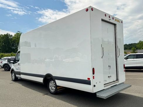 Used 2023 Ford E-Transit RWD image 5