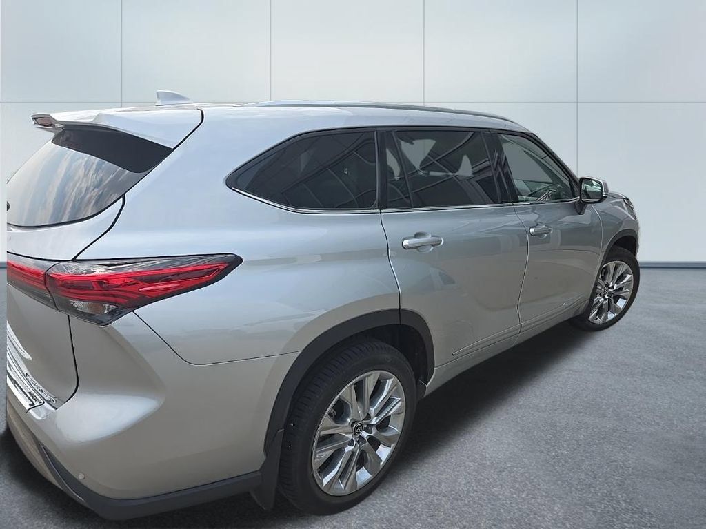 Used 2022 Toyota Highlander Limited AWD/4WD image 6