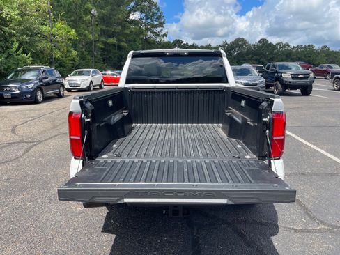 Used 2025 Toyota Tacoma SR5 AWD/4WD image 16