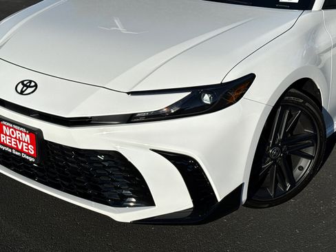 New 2026 Toyota Camry Hybrid FWD image 3