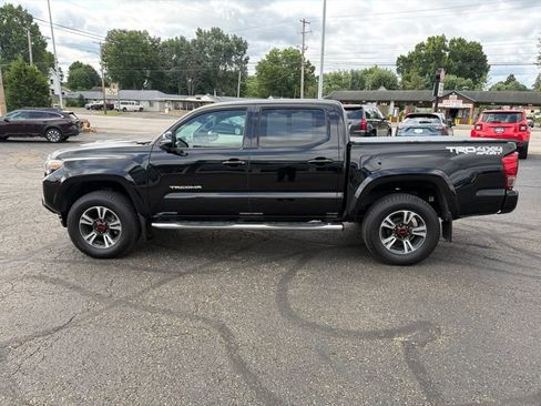 Used 2017 Toyota Tacoma TRD Sport AWD/4WD image 4