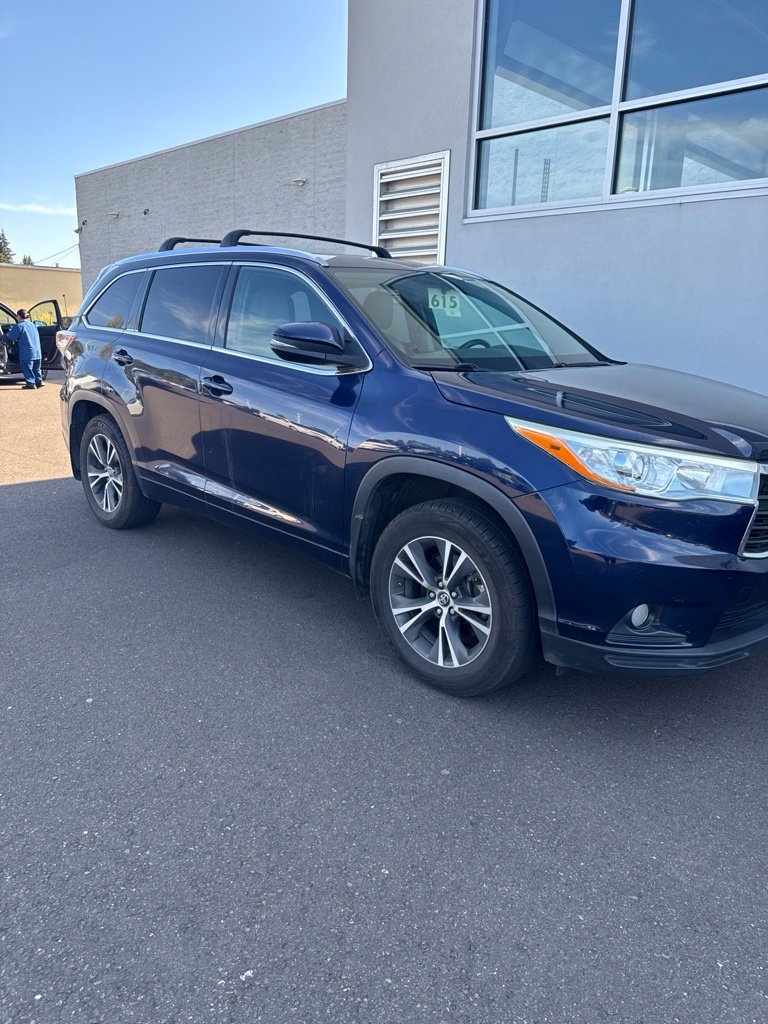 Used 2016 Toyota Highlander XLE AWD/4WD image 2