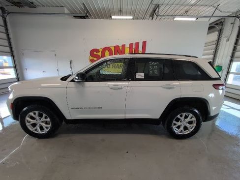 Used 2023 Jeep Grand Cherokee Limited AWD/4WD image 2