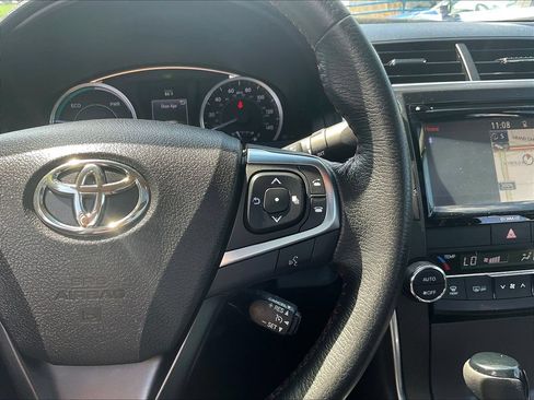 Used 2017 Toyota Camry SE w/ Moonroof Package FWD image 12