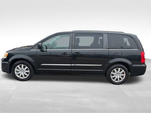 Used 2014 Chrysler Town & Country Touring image 2
