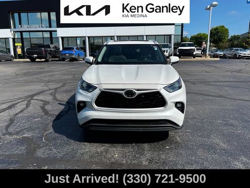 Used 2023 Toyota Highlander XLE AWD/4WD image 2
