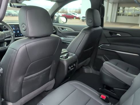 Used 2025 Chevrolet Traverse LT image 24