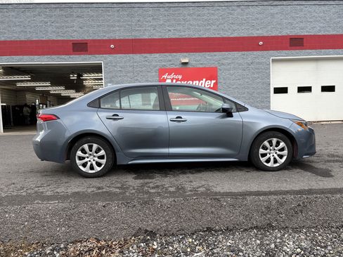 Used 2024 Toyota Corolla LE image 2