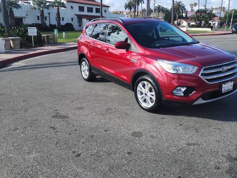 Used 2017 Ford Escape SE w/ SE Leather Comfort Package FWD image 3