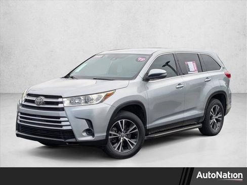 Used 2019 Toyota Highlander LE image 1