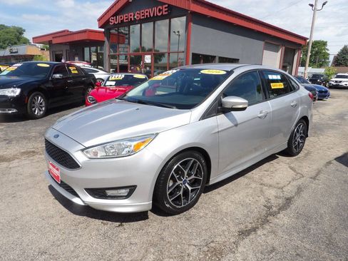 Used 2016 Ford Focus SE w/ SE Sport Package FWD image 1
